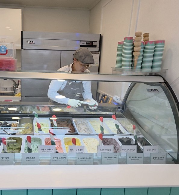 젤라또 전문점 김태림 대표가 캐롤라인 레빗 대변인이 먹은 젤라또 메뉴를 설명하고 있다/이태형 기자