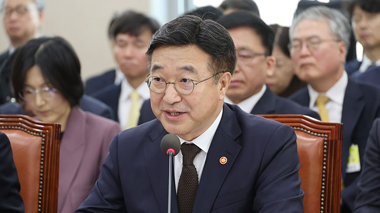 윤호중 행정안전부 장관이 30일 서울 여의도 국회 행정안전위원회에서 열린 종합감사에서 답변하고 있다. /연합뉴스 