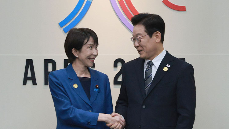 이재명 대통령과 다카이치 사나에 일본 총리가 30일 경북 경주 APEC 정상회의장에서 정상회담에 앞서 악수하고 있다. /대통령실사진기자단