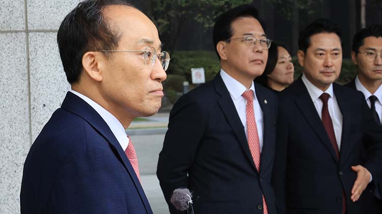 국민의힘 추경호 전 원내대표가 31일 서울 서초구 서울고검에 마련된 조은석 내란특별검사팀 사무실에서 조사를 마친 뒤 나오며 발언하고 있다./연합뉴스