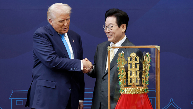 이재명 대통령이 지난 29일 경북 경주박물관에서 도널드 트럼프 미국 대통령에게 '천마총 금관 모형'을 선물한 뒤 악수하고 있다. /연합뉴스