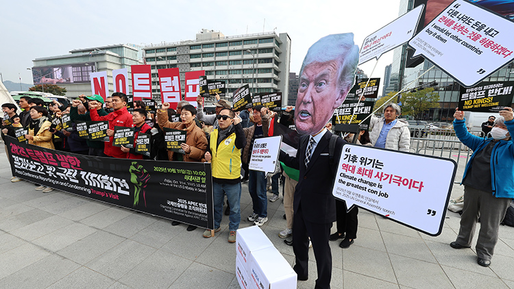 '2025 APEC 반대 국제민중행동 조직위원회' 관계자들이 31일 서울 종로구 주한미국대사관 앞 광화문 광장에서 '2025 트럼프 방한 결과 보고 및 규탄 기자회견'을 하고 있다. /연합뉴스