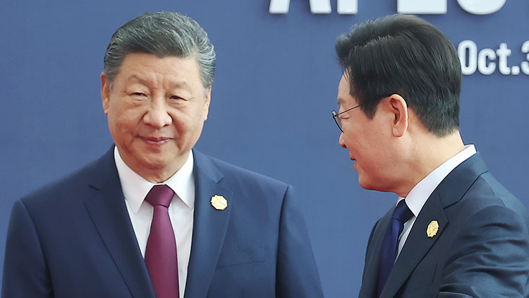 이재명 대통령과 시진핑 중국 국가주석이 31일 경주화백컨벤션센터(HICO)에서 열리는 2025 아시아태평양경제협력체(APEC) 정상회의장으로 향하고 있다. /연합뉴스