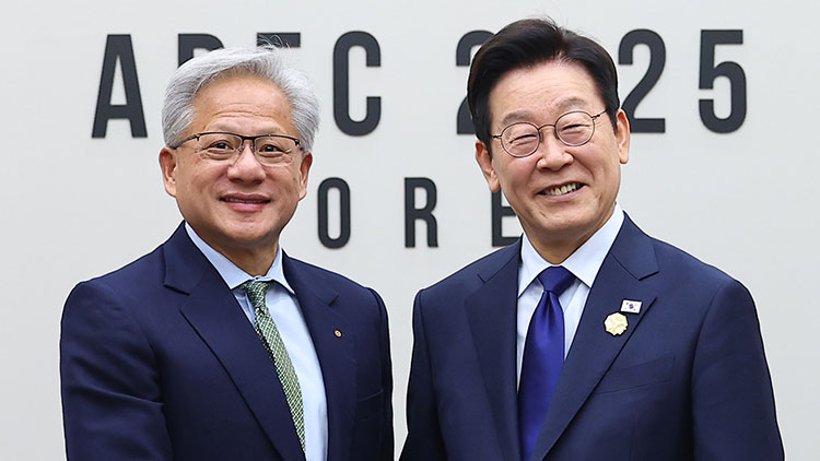 이재명 대통령과 젠슨 황 엔비디아 최고경영자가 31일 APEC 정상회의장인 경북 경주화백컨벤션센터에서 면담 전 기념촬영을 하고 있다. /연합뉴스