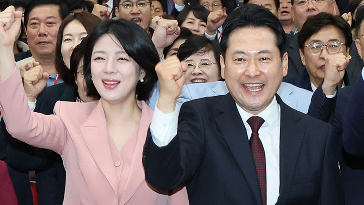 31일 서울 강남구 SETEC 컨벤션센터에서 열린 국민의힘 서울시당 당협위원장 및 선출직 공직자 워크숍에서 장동혁 대표 등 참석자들이 구호를 외치고 있다. /연합뉴스