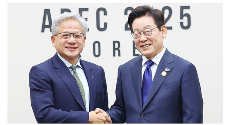 이재명 대통령과 젠슨 황 엔비디아 최고경영자가 오늘(31일) APEC 정상회의장인 경북 경주화백컨벤션센터에서 면담을 나눴다. (출처:연합)