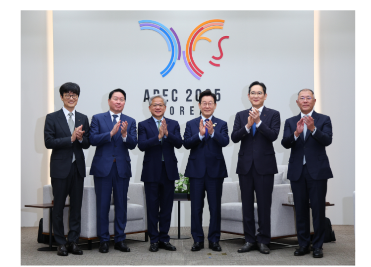 이재명 대통령이 31일 APEC 정상회의장인 경주화백컨벤션센터에서 젠슨 황 엔비디아 최고경영자 접견에 앞서 국내 기업 대표들과 만났다. 왼쪽부터 이해진 네이버 이사회 의장, 최태원 SK그룹 회장, 젠슨 황, 이재명 대통령, 이재용 삼성전자 회장, 정의선 현대차그룹 회장. (출처:연합)