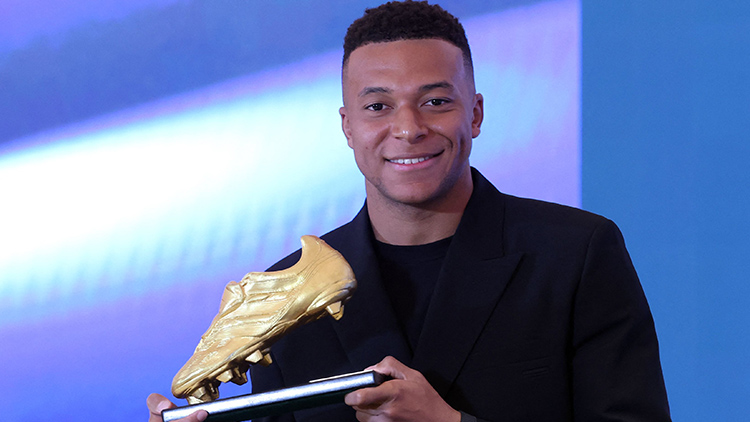 현지시간 31일 스페인 마드리드 산티아고 베르나베우 스타디움에서 열린 시상식에서 레알 마드리드의 프랑스 포워드 킬리안 음바페가 올해의 최고 득점자에게 수여하는 2024-25 유럽 골든슈 상을 받은 후 트로피를 들고 있다. /AFP=연합뉴스