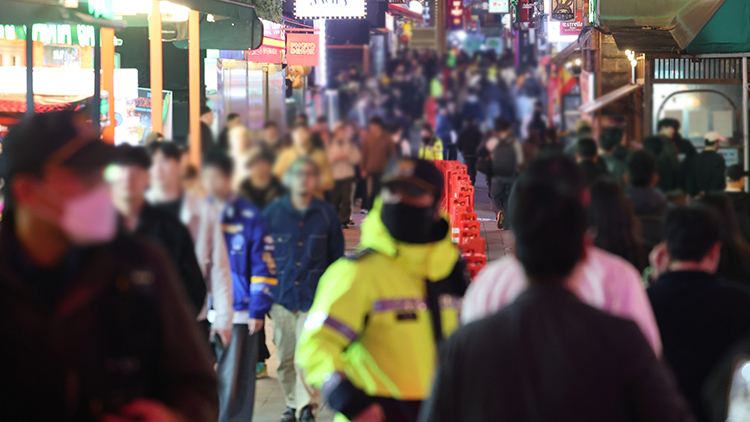 '핼러윈 데이'인 지난달 31일 서울 용산구 이태원 세계음식문화의 거리를 찾은 시민들이 중앙분리대를 따라 걸어가고 있다. /연합뉴스