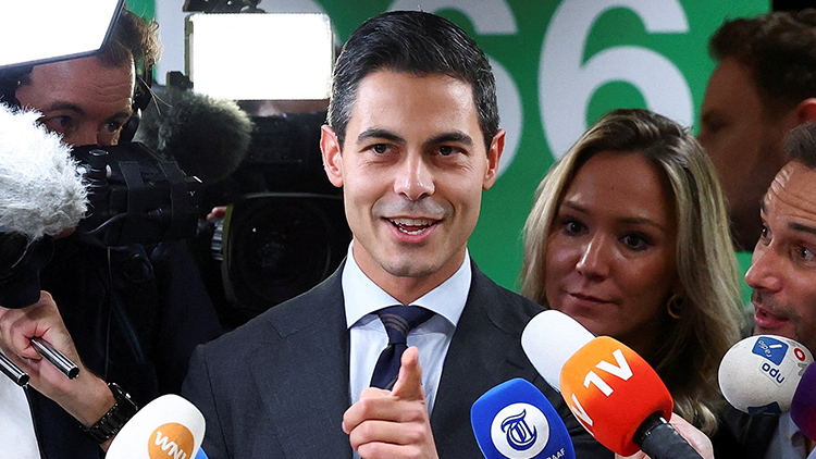 지난달 30일 네덜란드 헤이그에서 열린 네덜란드 의회 선거 후 민주당 66(D66)당 대표 Rob Jetten이 언론인 옆에서 연설하고 있는 모습 /REUTERS=연합뉴스
