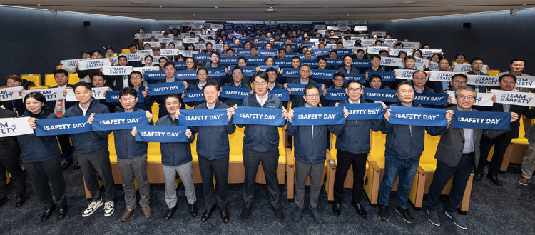 조원태 한진그룹 회장(왼쪽에서 여섯번째), 우기홍 대한항공 부회장(왼쪽에서 다섯번째), 유종석 대한항공 안전보건 총괄 겸 오퍼레이션 부문 부사장(왼쪽에서 네번째) 등 참석 임직원들이 기념촬영을 하는 모습. (제공 : 대한항공)