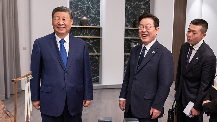 지난 1일 이재명 대통령과 시진핑 중국 국가주석이 경북 소노캄 호텔에서 국빈만찬 전 갖은 친교 시간에 한중 정상이 서로를 위해 준비한 선물을 보고 있는 모습 /대통령실 제공