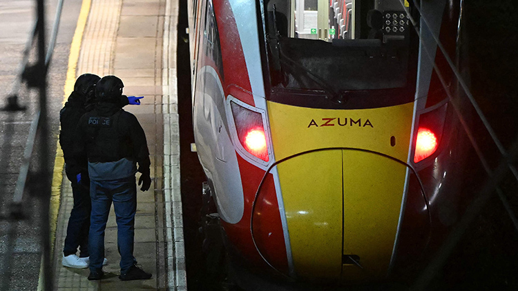 현지시간 1일, 영국 동부 헌팅던 헌팅던역 LNER 아즈마 열차 옆 승강장에서 경찰관들이 열차 내 칼부림 사건 발생 후 조사하는 모습 /AFP=연합뉴스