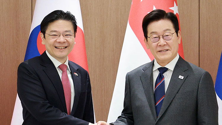 이재명 대통령과 로런스 웡 싱가포르 총리가 2일 용산 대통령실에서 정상회담에 앞서 악수하고 있다. /대통령실통신사진기자단