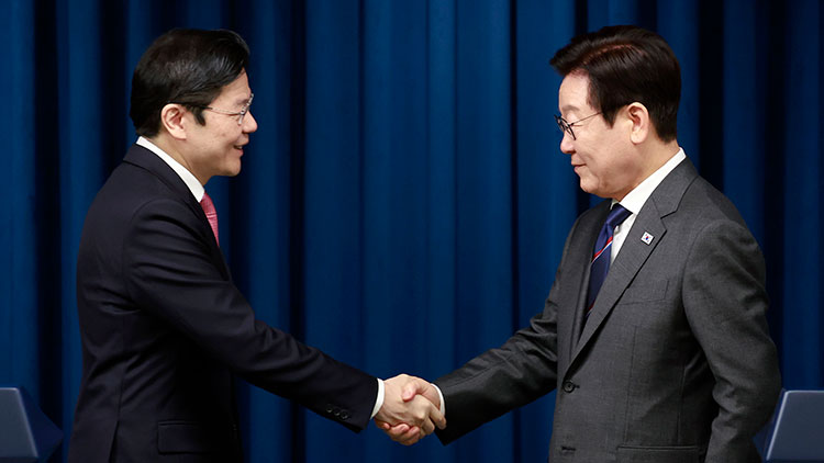 이재명 대통령과 로런스 웡 싱가포르 총리가 2일 용산 대통령실에서 공동언론 발표를 마친 뒤 악수하고 있다. /대통령실통신사진기자단