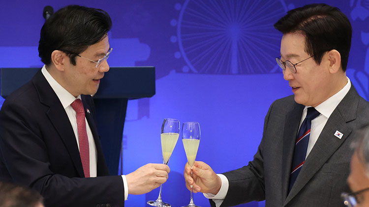 이재명 대통령과 로런스 웡 싱가포르 총리가 2일 용산 대통령실에서 열린 공식오찬에서 건배하고 있다. /연합뉴스