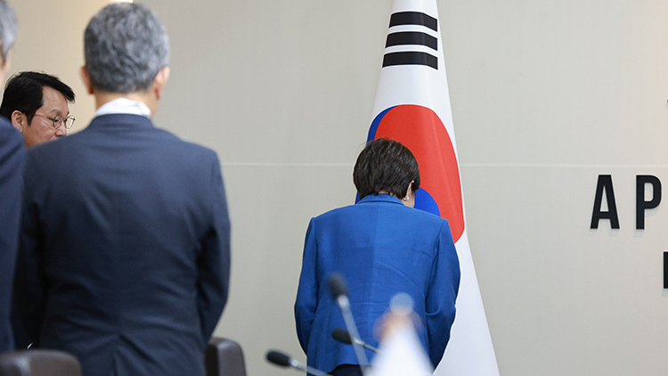 다카이치 사나에 일본 총리가 지난달 30일 경북 경주 APEC 정상회의장에서 열린 이재명 대통령과의 한일 정상회담에서 기념촬영 후 자리로 향하기 전 태극기에 예를 표하고 있다. /대통령실통신사진기자단