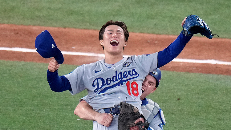 야마모토 요시노부(LA 다저스)가 2일 토론토에서 열린 미국프로야구 메이저리그 월드시리즈 7차전 연장 11회말에 병살타를 유도해 팀의 승리를 확정한 뒤 마운드에서 포효하고 있다. /AP=연합뉴스