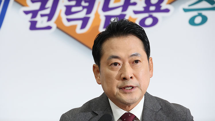 국민의힘 장동혁 대표가 3일 서울 여의도 국회에서 열린 최고위원회의에서 발언하고 있다. /연합뉴스