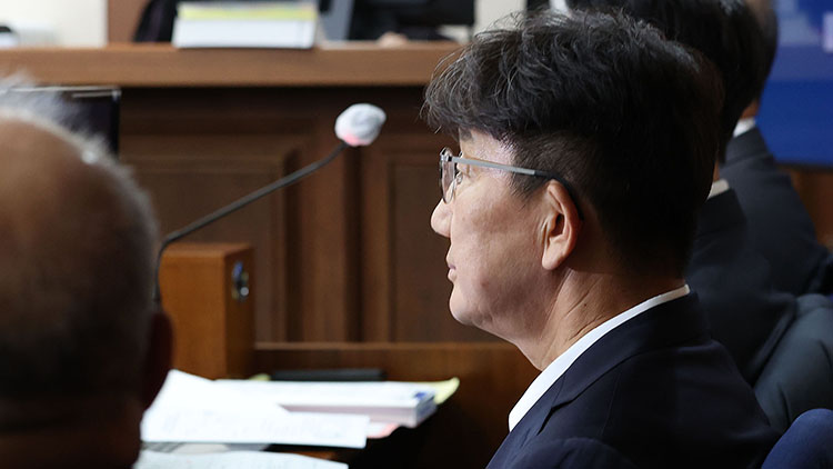 국민의힘 권성동 의원이 3일 서울 서초구 서울중앙지방법원에서 열린 첫 공판기일에 출석, 피고인석에 앉아 있다. / 사진공동취재단
