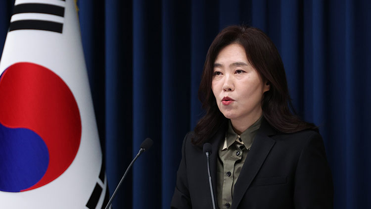 강유정 대변인이 3일 용산 대통령실 기자회견장에서 경제사회노동위원회 위원장 등 인사 관련 브리핑을 하고 있다. /연합뉴스