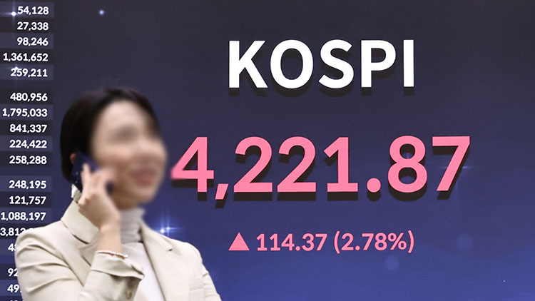 3일 서울 영등포구 한국거래소 홍보관 전광판에 코스피 지수 등이 표시되고 있다. /연합뉴스