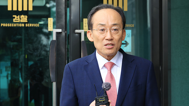 국민의힘 추경호 전 원내대표가 지난 31일 서울 서초구 서울고검에 마련된 조은석 내란특별검사팀 사무실에서 조사를 마치고 나와 기자의 질문에 답하고 있다. /연합뉴스