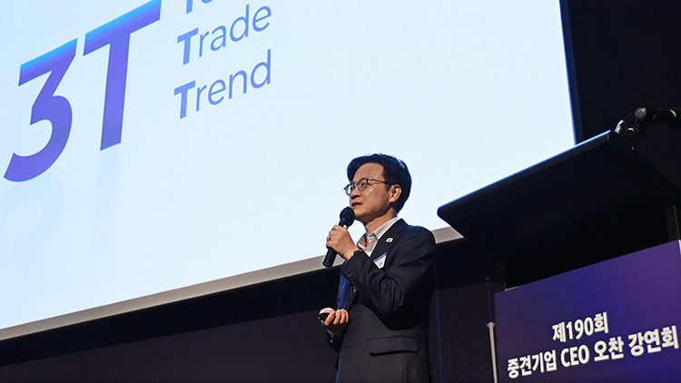 김정관 산업통상부 장관이 3일 서울 그랜드하얏트호텔에서 열린  제190회 중견기업 CEO 오찬 강연회에서 강연하고 있다. /연합뉴스 