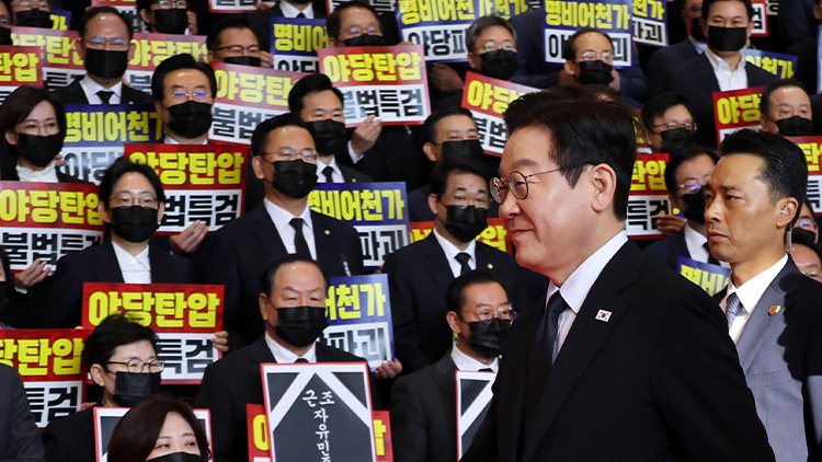 이재명 대통령이 4일 내년도 정부 예산안에 대한 시정연설을 하기 위해 서울 여의도 국회에 도착해 침묵시위를 하는 국민의힘 의원들 앞을 지나고 있다. 국민의힘 의원들은 추경호 전 원내대표에 대한 내란특검팀의 영장청구를 규탄하는 피켓을 들고서 침묵시위를 했다. /국회사진기자단