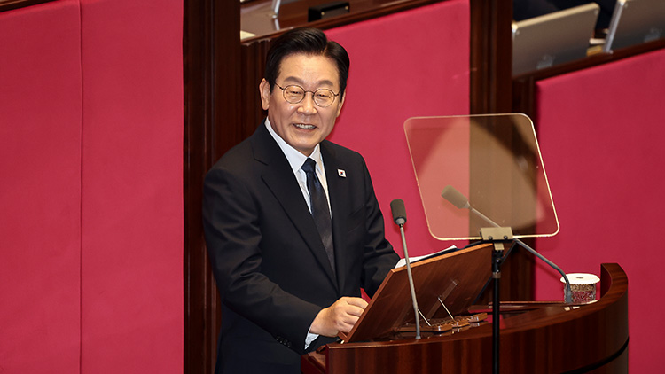 이재명 대통령이 4일 서울 여의도 국회 본회의장에서 내년도 정부 예산안에 대한 시정연설을 하고 있다. /국회사진기자단