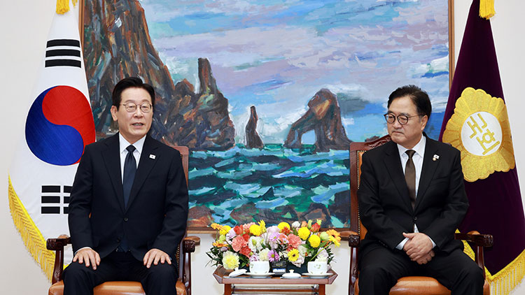 이재명 대통령이 4일 국회에서 내년도 정부 예산안 시정연설에 앞서 우원식 국회의장과 환담하고 있다. /연합뉴스