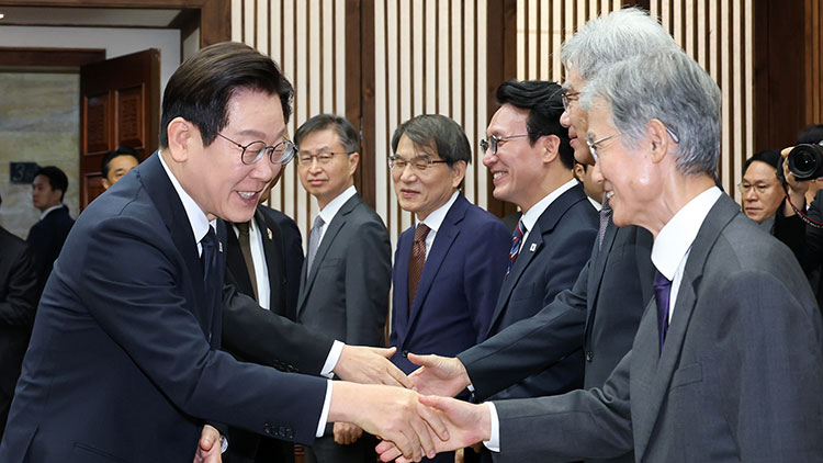 시정연설을 위해 국회를 방문한 이재명 대통령이 4일 국회의장접견실에서 열린 환담에서 조희대 대법원장과 악수하고 있다. /연합뉴스 