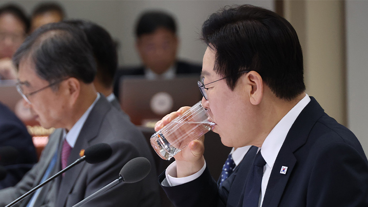 이재명 대통령이 지난 4일 용산 대통령실에서 열린 국무회의에서 물을 마시고 있다. /연합뉴스
