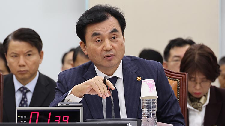 안규백 국방부 장관이 5일 서울 여의도 국회에서 열린 국방위원회 전체회의에서 질의에 답하고 있다. /연합뉴스