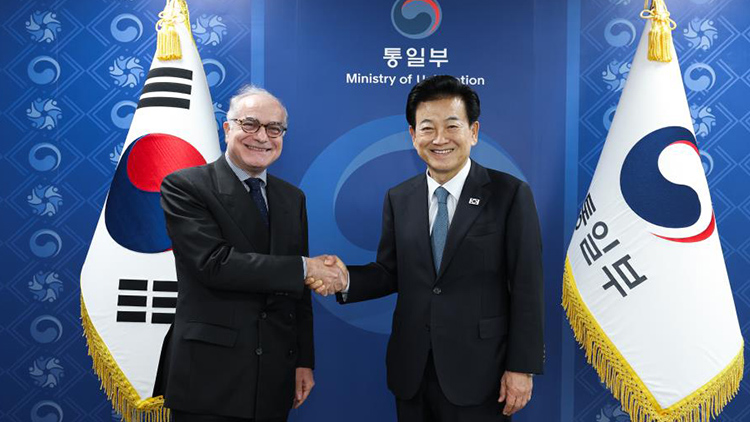 정동영 통일부 장관이 5일 서울 종로구 정부서울청사에서 우고 아스투토 신임 주한 유럽연합(EU) 대사를 접견, 기념 촬영하고 있다. /통일부 제공