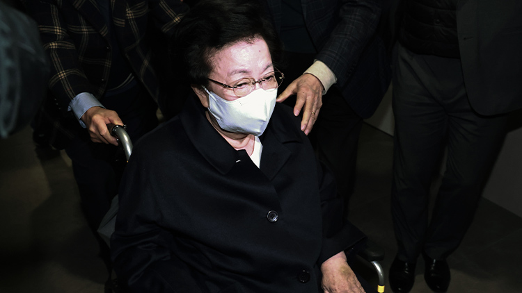 이배용 전 국가교육위원장이 6일 서울 광화문 KT 빌딩에 마련된 김건희특검 사무실로 휠체어를 탄 채 출석하고 있다. /연합뉴스