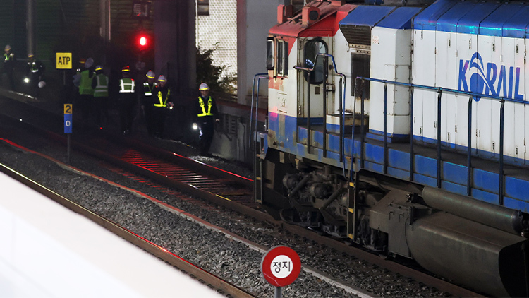 지난 6일 서울 용산역에서 관계자들이 궤도를 이탈한 화물열차를 수습하고 있다. 코레일에 따르면 이날 오후 3시 36분께 용산역에서 제3223 화물열차의 뒤쪽 1량이 궤도에서 벗어났다. /연합뉴스