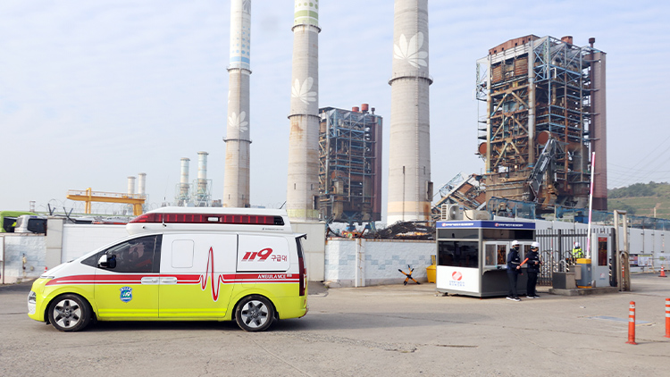 울산화력발전소 보일러 타워 붕괴 사고 현장에서 7일 오전 구급차가 심정지 상태로 구조된 매몰자를 이송하고 있다. /연합뉴스