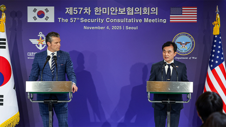 안규백 국방부 장관이 지난 4일 서울 용산 국방부 청사에서 열린 제57차 한미안보협의회의(SCM) 공동기자회견에서 취재진의 질문에 답하고 있다. 왼쪽은 피트 헤그세스 미국 국방부(전쟁부) 장관. /연합뉴스