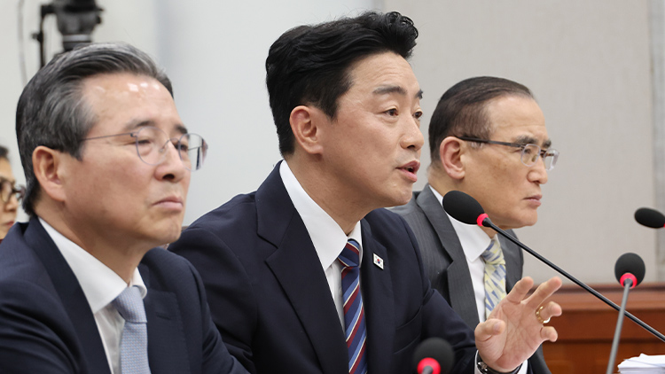 강훈식 대통령 비서실장이 지난 6일 서울 여의도 국회에서 열린 운영위원회의 대통령비서실과 국가안보실, 대통령경호처 등에 대한 국정감사에서 위원 질의에 답하고 있다. /연합뉴스