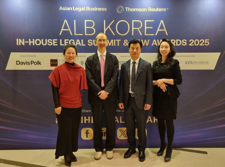 지난 6일 진행한 ALB 한국법률대상에서 GS건설이 수상 후 기념사진을 촬영하고 있다. (제공 : GS건설)