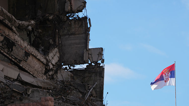 1999년 미국 주도 NATO 폭격으로 파괴된 옛 유고슬라비아군 사령부(왼쪽)가 2025년 11월 4일 화요일 세르비아 베오그라드에 있는 모습. /AP=연합뉴스