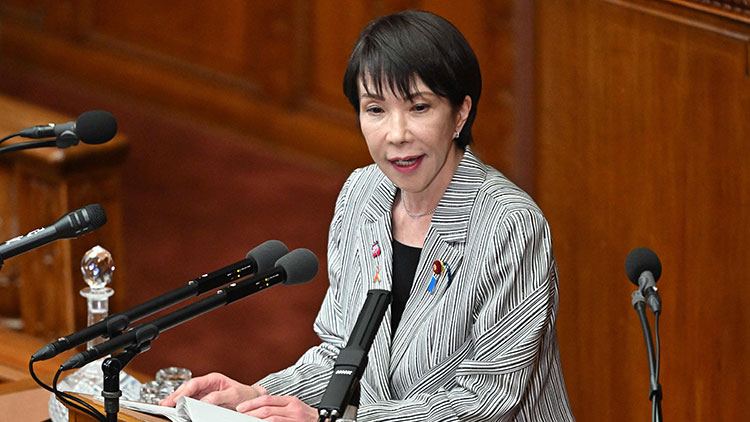 
다카이치 사나에 일본 총리가 2025년 11월 4일 도쿄 중의원에서 시정연설과 관련해 노다 요시히코 제1야당 입헌민주당 대표의 질문에 답변하고 있다. /AFP=연합뉴스