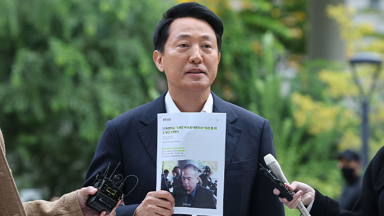 오세훈 서울시장이 8일 '여론조사비 대납 의혹'을 수사하는 민중기 특별검사팀의 사무실이 마련된 서울 KT광화문빌딩 웨스트에 조사를 받기 위해 출석하고 있다. /연합뉴스