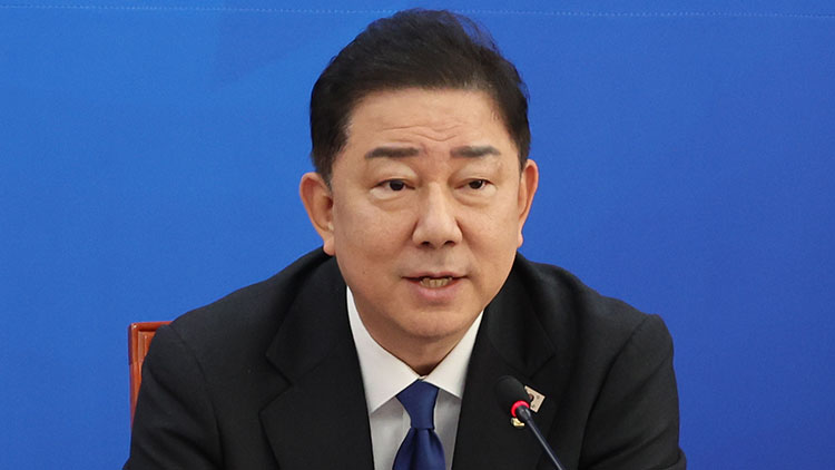 더불어민주당 김병기 원내대표가 9일 서울 여의도 국회에서 국정감사 종합평가와 11월 국회 운영과 관련해 기자간담회를 하고 있다. /연합뉴스