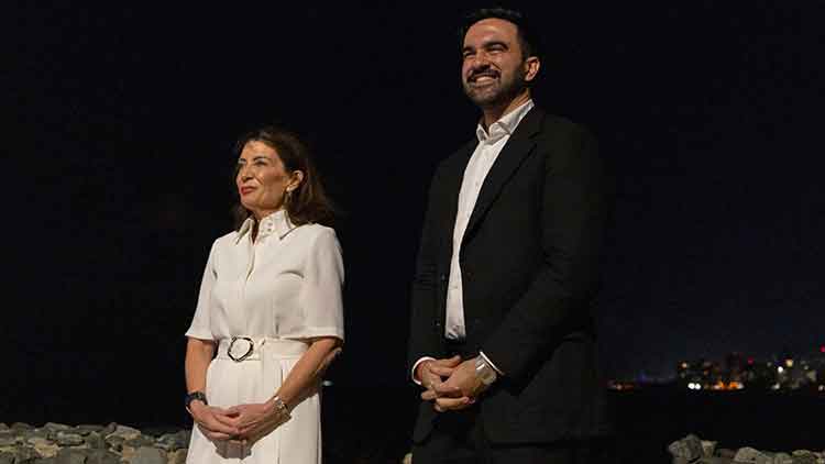 캐시 호컬 뉴욕 주지사(왼쪽)와 조란 맘다니 뉴욕시장 당선인 /AP=연합뉴스