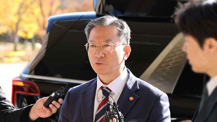 정성호 법무부 장관이 10일 오전 정부과천청사 법무부로 출근하며 검찰의 '대장동 항소 포기' 결정과 관련한 입장을 밝히고 있다. /연합뉴스
