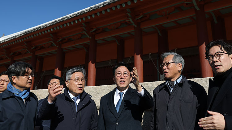 김민석 국무총리가 10일 서울시의 종묘 앞 고층건물 허용과 관련해 허민 국가유산청장, 유홍준 국립중앙박물관장 등과 함께 종로구 종묘를 방문, 고층건물 재개발 지역의 위치를 확인하고 있다. /연합뉴스