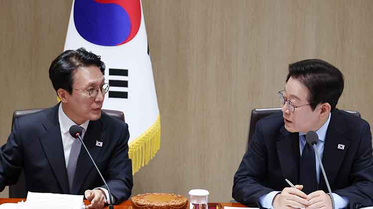 이재명 대통령과 김민석 국무총리가 11일 용산 대통령실에서 열린 국무회의에서 회의 공개 범위에 대해 조율하고 있다. /연합뉴스