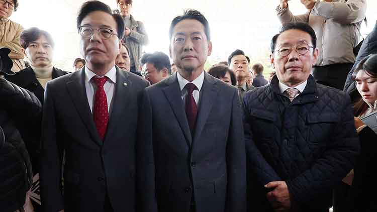 국민의힘 장동혁 대표와 송언석 원내대표를 비롯한 의원들이 11일 서울 서초구 대검찰청 앞에서 검찰의 대장동 개발 비리사건 항소 포기와 관련해 규탄대회를 연 뒤, 노만석 검찰총장 대행과 면담을 요구하며 항의방문을 시도하고 있다. /연합뉴스